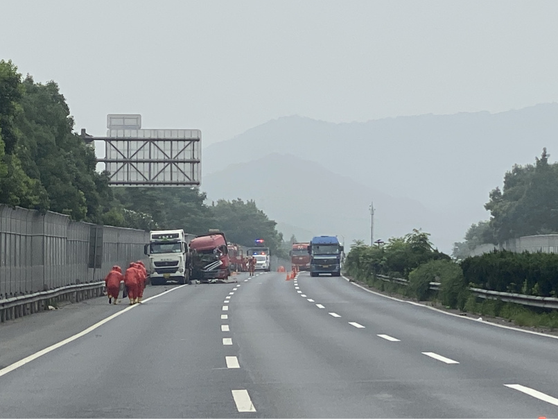 35℃高溫天，消防員脫下防化服能倒出水來！