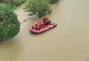 【新聞直播間】湖南郴州暴雨引發(fā)洪澇致群眾被困 消防緊急救援