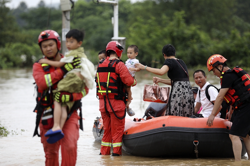 【新華社】湖南多地遭遇強(qiáng)降雨 全力轉(zhuǎn)移受災(zāi)群眾